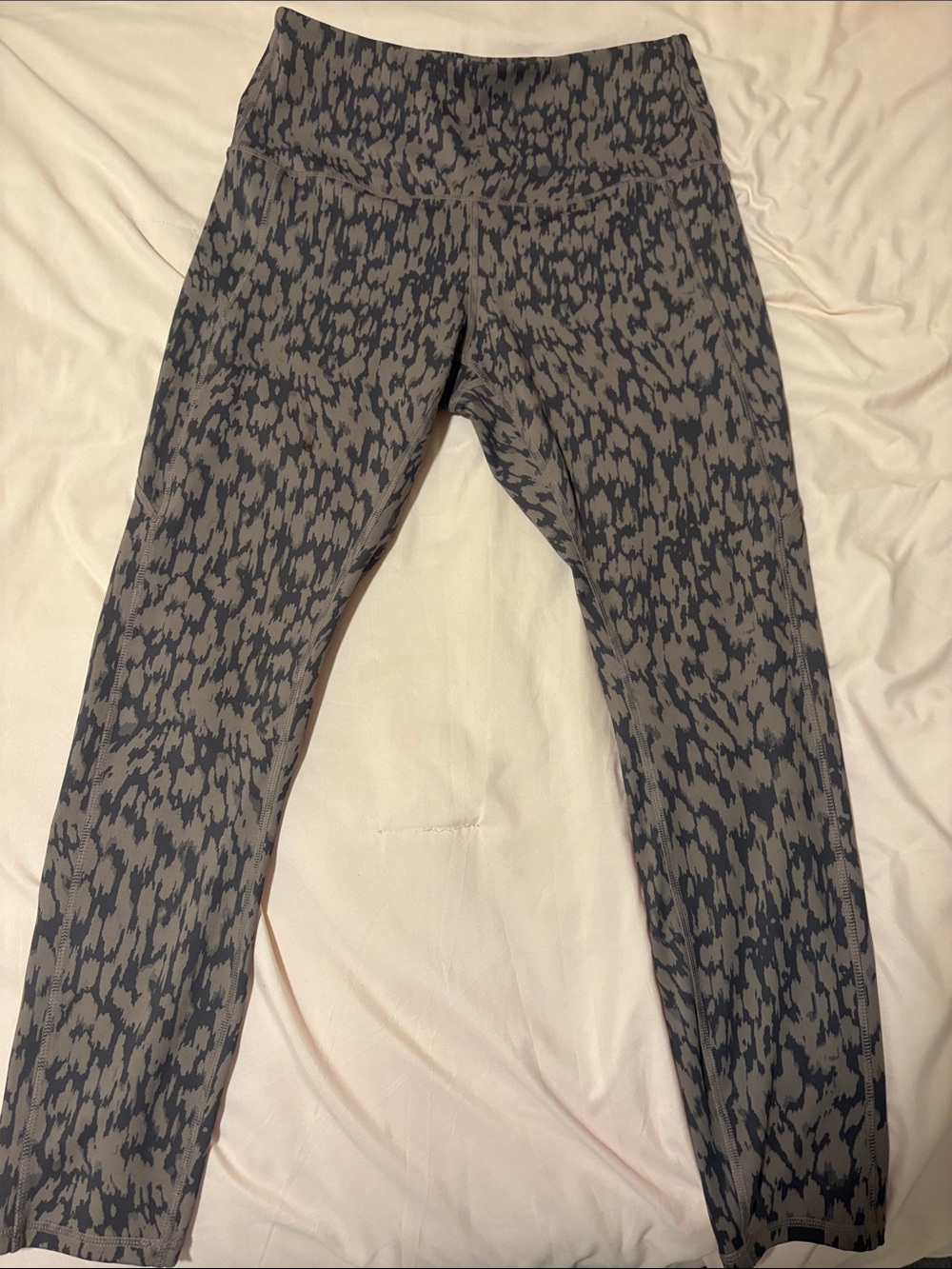 High-Rise Printed Leggings in Gray and Black